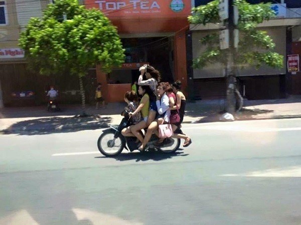 Sốc[-]với[-]những[-]chiếc[-]xe[-]“không[-]phải[-]dạng[-]vừa[-]đâu”[-]lưu[-]thông[-]trên[-]đường